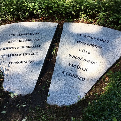 Obnova pomníku padlých ve Zlíně na Lesním hřbitově.