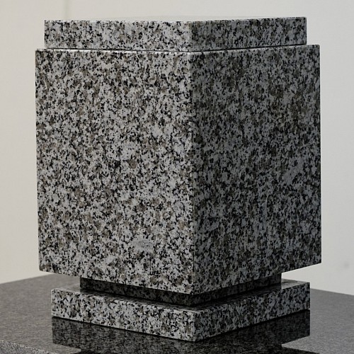 Kamenná urna č. 1, materiál Bianco Tarn